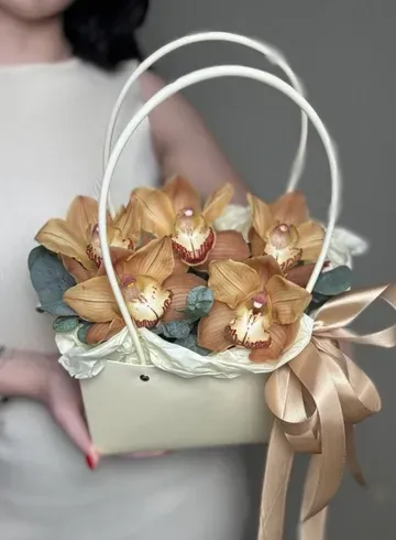 Композиция с цимбидиумами и эвкалиптом в сумочке от интернет-магазина цветов в Ижевске