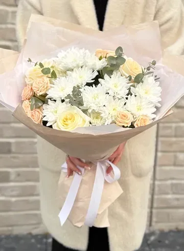 Букет &laquo;Нежность&raquo; с кустовыми хризантемами, розами от интернет-магазина цветов в Ижевске