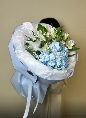 Букет &laquo;Голубая зефирка&raquo; с гортензией  от интернет-магазина цветов в Ижевске