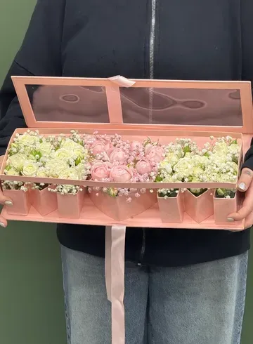 Коробка &laquo;MOM&raquo; с кустовыми розами  от интернет-магазина цветов в Ижевске