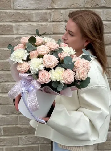Композиция дуэт кустовых роз и диантусов &laquo;Just love&raquo; от интернет-магазина цветов в Ижевске