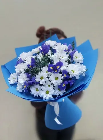 Сборный букет с ирисами &laquo;Лучший день&raquo; от интернет-магазина цветов в Ижевске