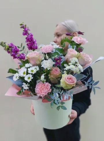 Цветочная композиция в шляпной коробке от интернет-магазина цветов в Ижевске