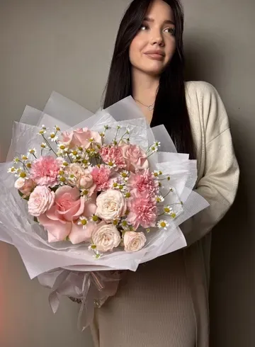 Букет с французскими розами, матрикарией и диантусами от интернет-магазина цветов в Ижевске