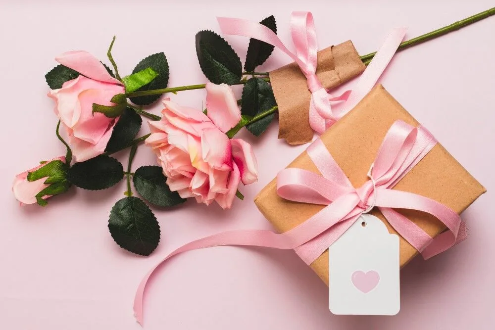 розовые розы с коробочкой