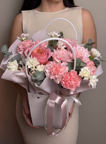 Цветочная композиция в сумочке «Азазель» от интернет-магазина цветов в Ижевске