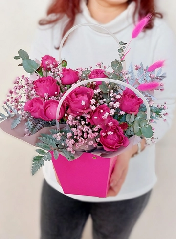 Композиция с кустовыми розами «Барби» от интернет-магазина цветов в Ижевске
