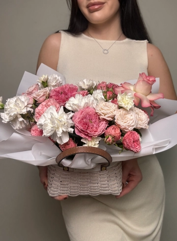 Композиция в корзине с пионовидными розами от интернет-магазина цветов в Ижевске