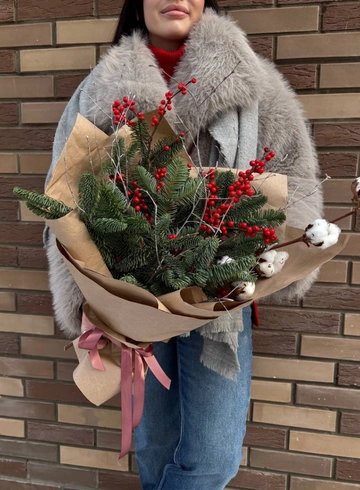 Букет с нобилисом, илексом и хлопком от интернет-магазина цветов в Ижевске