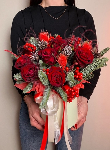 Композиция новогодняя с розами и нобилисом от интернет-магазина цветов в Ижевске