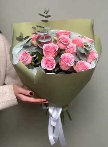Букет 13 роз с эвкалиптом  от интернет-магазина цветов в Ижевске