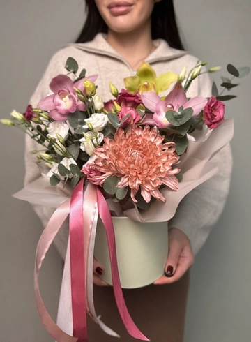 Композиция с цимбидиумами в шляпной коробке  от интернет-магазина цветов в Ижевске