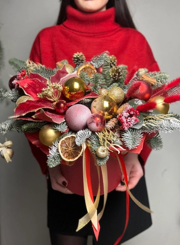 Новогодняя композиция с пуансеттией  от интернет-магазина цветов в Ижевске