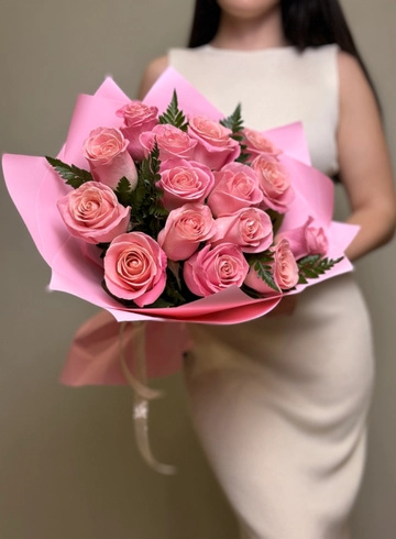 Букет 15 Эквадорских нежно-розовых роз от интернет-магазина цветов в Ижевске
