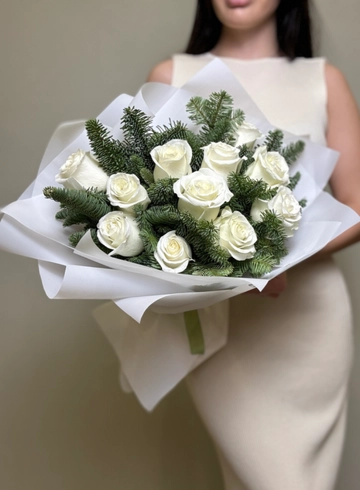 Букет из 11 белых роз с нобилисом от интернет-магазина цветов в Ижевске