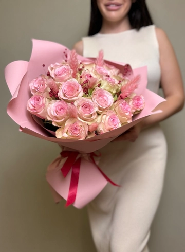 Букет из 21 Эквадорской нежно-розовой розы  от интернет-магазина цветов в Ижевске