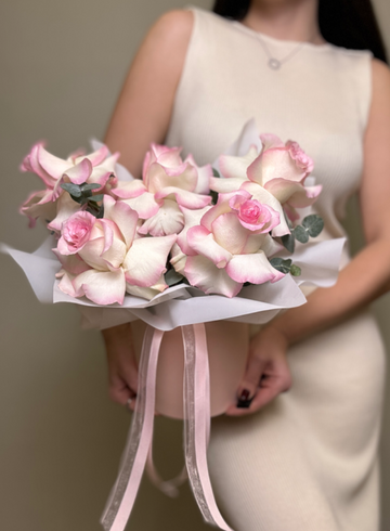 Композиция с французскими розами и эвкалиптом  от интернет-магазина цветов в Ижевске