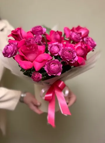 Композиция с французскими и кустовыми розами от интернет-магазина цветов в Ижевске