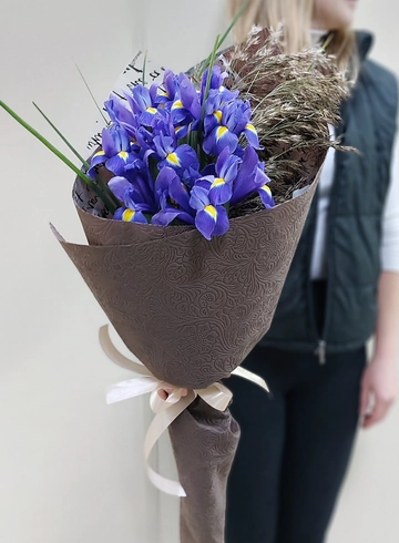 Монобукет из ирисов  от интернет-магазина цветов в Ижевске