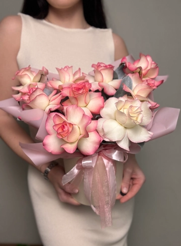 Композиция 9 французских роз в шляпной коробке &laquo;Мечта&raquo; от интернет-магазина цветов в Ижевске