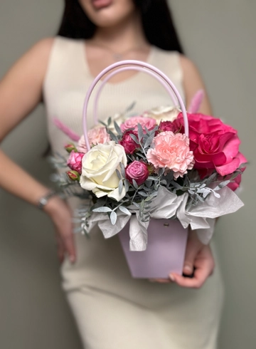 Композиция &laquo;Цветочная страна&raquo; в сумочке  от интернет-магазина цветов в Ижевске