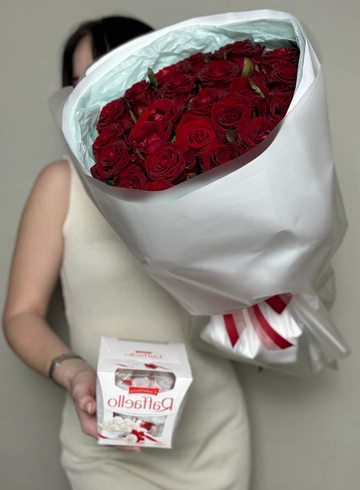 25 красных роз + рафаэлоо  от интернет-магазина цветов в Ижевске