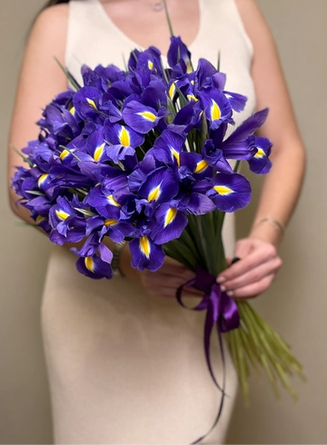 25 весенних ирисов в ленту от интернет-магазина цветов в Ижевске