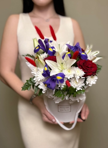 Композиция &laquo;Буря эмоций&raquo; с ирисами и лилиями от интернет-магазина цветов в Ижевске