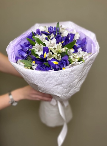 Весеннее сочетание ирисов и альстромерии от интернет-магазина цветов в Ижевске