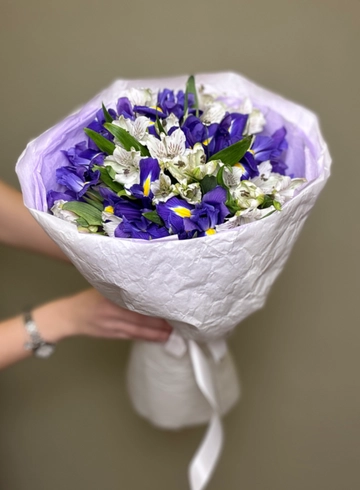 Букет с ирисами и альстромерией от интернет-магазина цветов в Ижевске