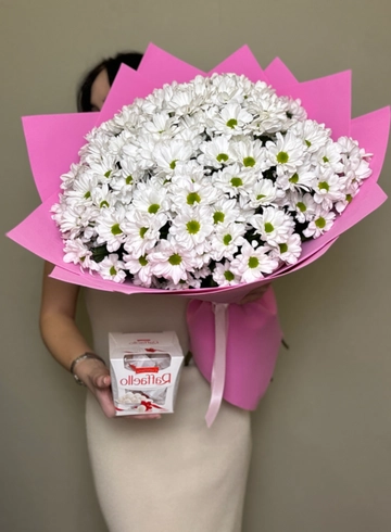 15 кустовых хризантем + рафаэлло  от интернет-магазина цветов в Ижевске