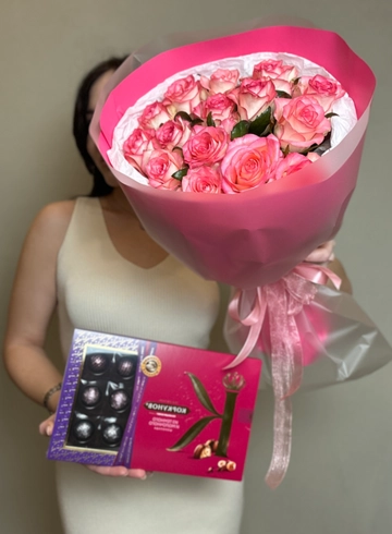 Подарочный набор «15 роз + коркунов» от интернет-магазина цветов в Ижевске