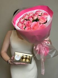 Подарочный набор &laquo;15 роз + Ферреро&raquo; от интернет-магазина «» в Ижевске