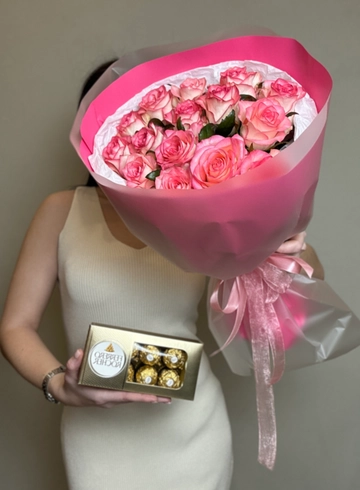 Подарочный набор «15 роз + Ферреро» от интернет-магазина цветов в Ижевске