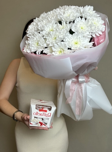 Подарочный набор «Букет из хризантем + рафаелло» от интернет-магазина цветов в Ижевске