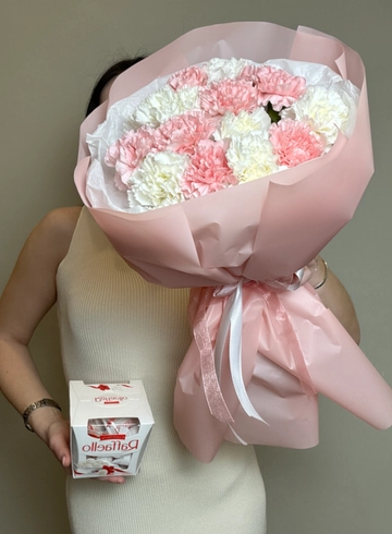 Подарочный набор «Букет 15 диантусов + рафаелло» от интернет-магазина цветов в Ижевске