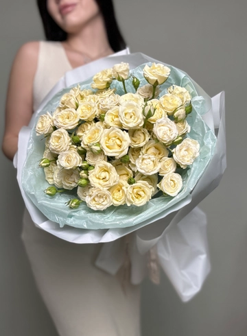 Букет 15 белых кустовых роз от интернет-магазина цветов в Ижевске