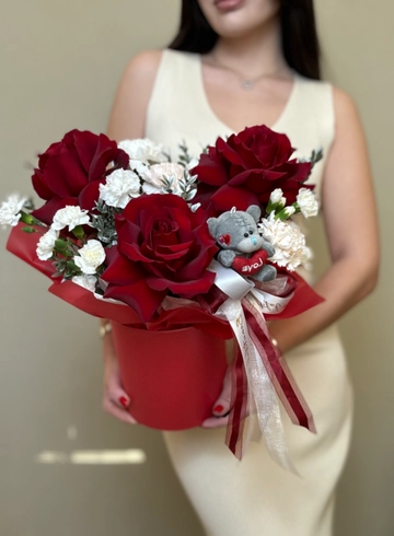 Композиция в шляпной коробке с французскими розами от интернет-магазина цветов в Ижевске