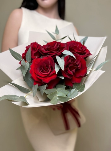 Букет с французскими розами и эвкалиптом  от интернет-магазина цветов в Ижевске