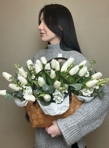 Весенняя композиция в корзине с белыми тюльпанами и маттиолой от интернет-магазина цветов в Ижевске