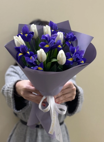 Букет с тюльпанами и ирисами от интернет-магазина цветов в Ижевске