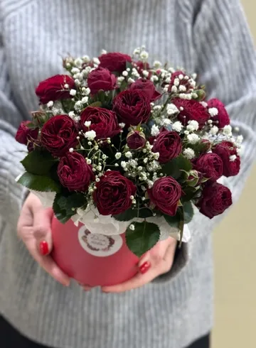 Композиция с красными кустовыми розами Марун от интернет-магазина цветов в Ижевске