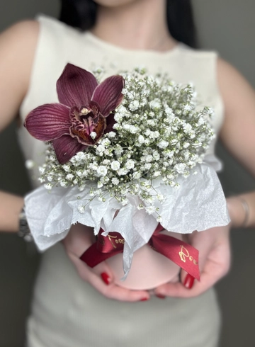 Гипсофила + орхидея композиция в шляпной коробке  от интернет-магазина цветов в Ижевске