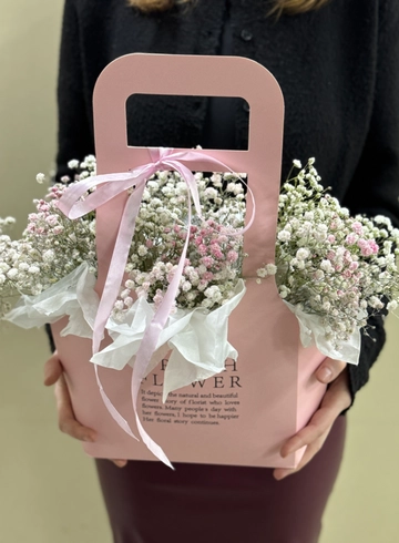 Нежная композиция с гипсофилой в сумочке от интернет-магазина цветов в Ижевске