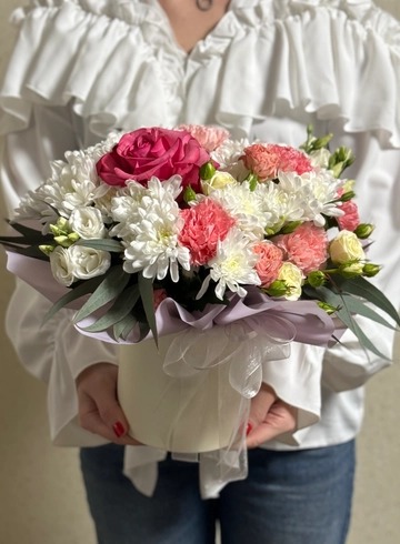 Композиция в шляпной коробке «Цветочное вдохновение» от интернет-магазина цветов в Ижевске