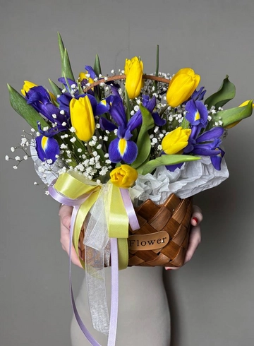 Корзинка с ирисами и тюльпанами &laquo;Сказка&raquo; от интернет-магазина цветов в Ижевске