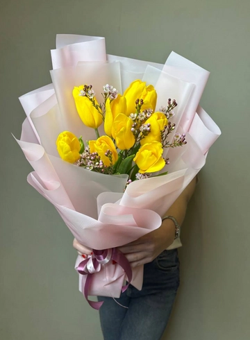 Букет весенний с желтыми тюльпанами и хамелациумом от интернет-магазина цветов в Ижевске