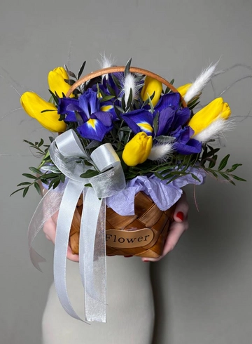 Корзинка с тюльпанами и ирисами  от интернет-магазина цветов в Ижевске
