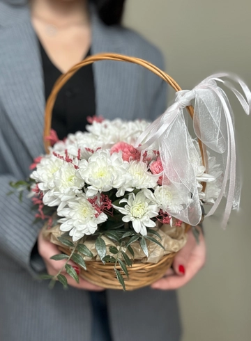 Корзина с хризантемами и кустовыми розами от интернет-магазина цветов в Ижевске