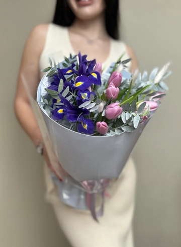 Букет 9 тюльпанов + 3 ириса от интернет-магазина цветов в Ижевске